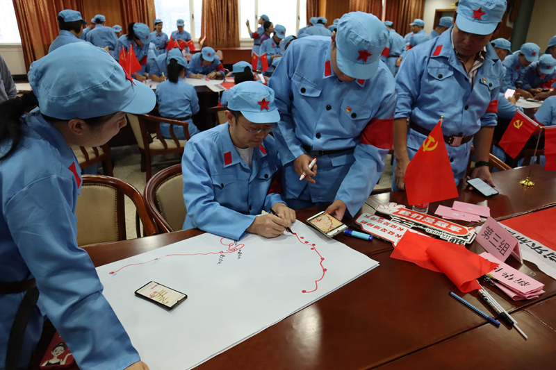 学员们手绘红军长征的行进线路图（李滨成摄）.JPG