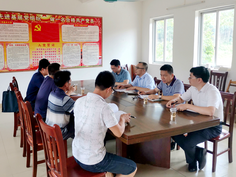 /QJ_300163237632.jpg 调研组一行与合源村两委干部进行座谈.jpg