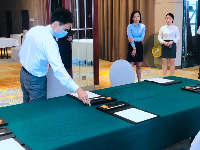 /QJ_175610078372.jpg 宴会会议摆台1.jpg