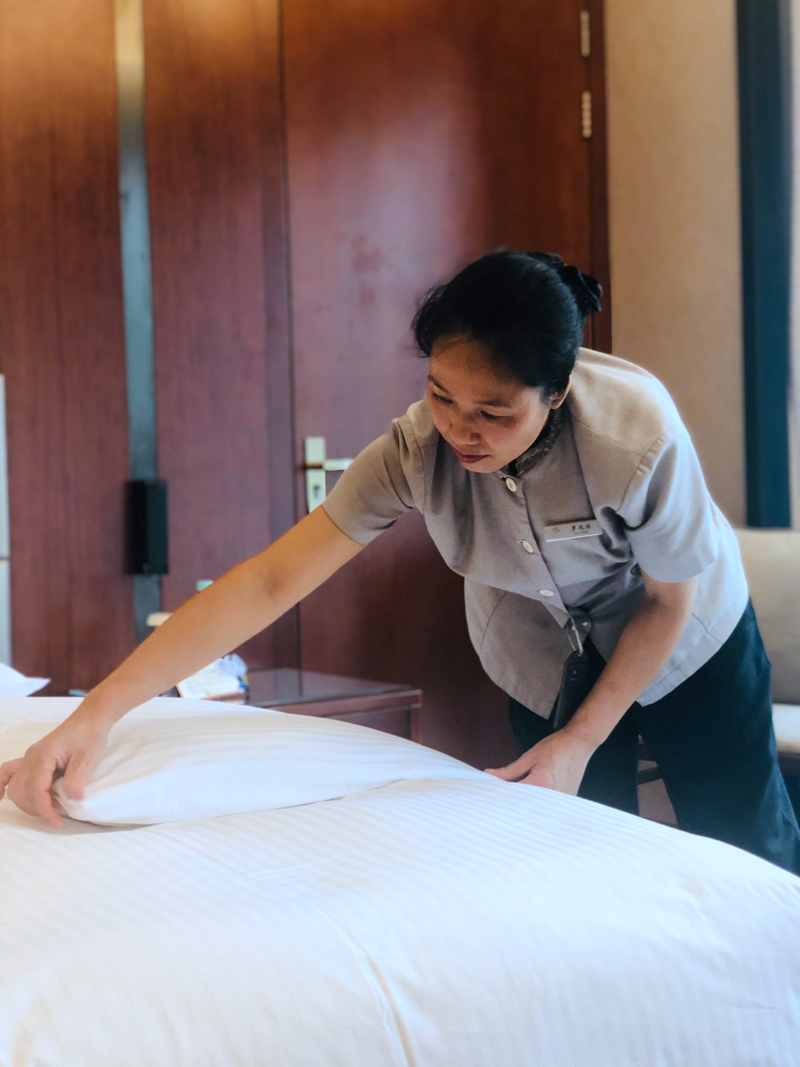 /QJ_175611745331.jpg 客房部员工铺床精益求精.jpg